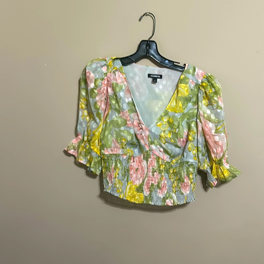 Cute crop top floral top only wore once